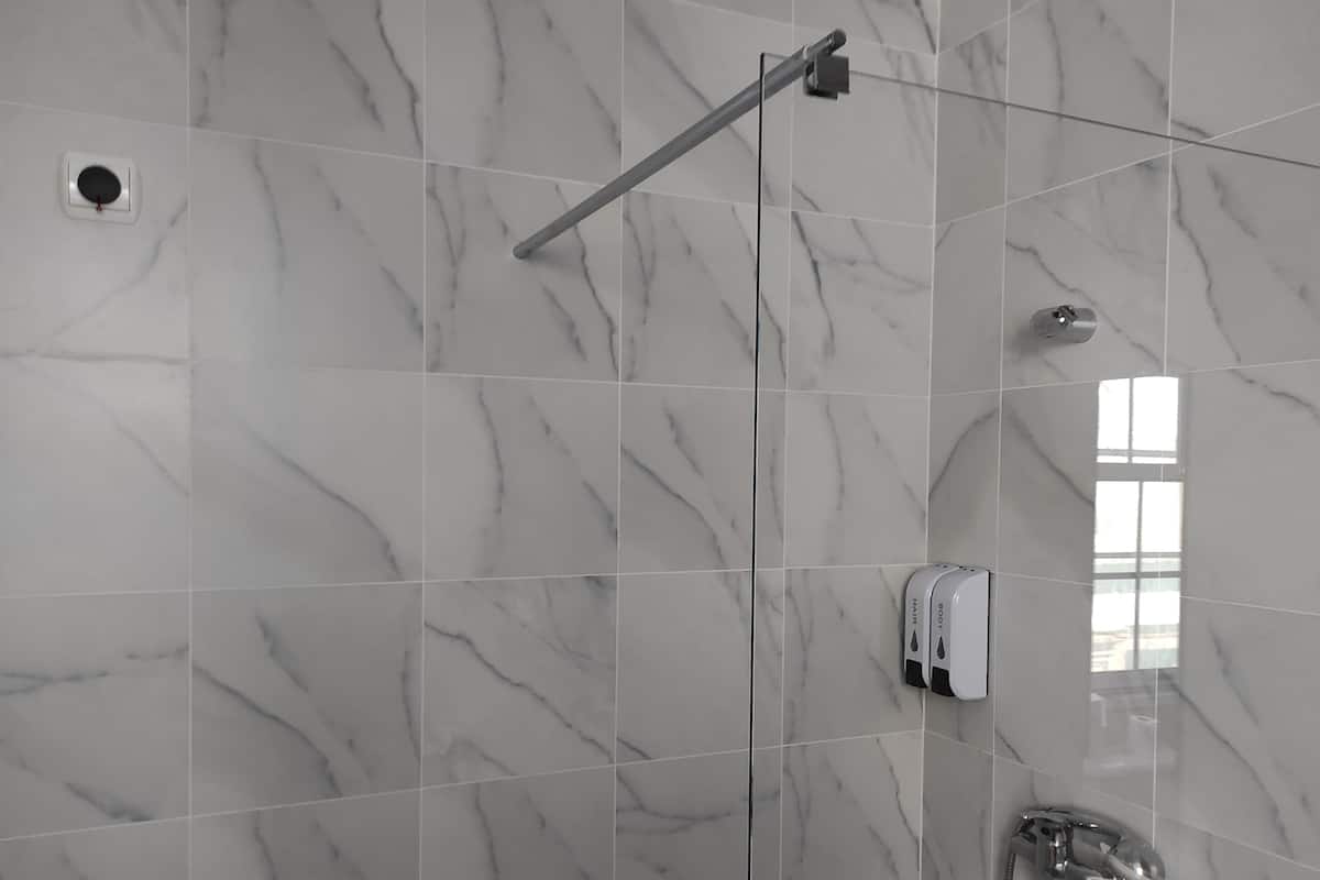 single room | bathroom | free toiletries, hair dryer, towels