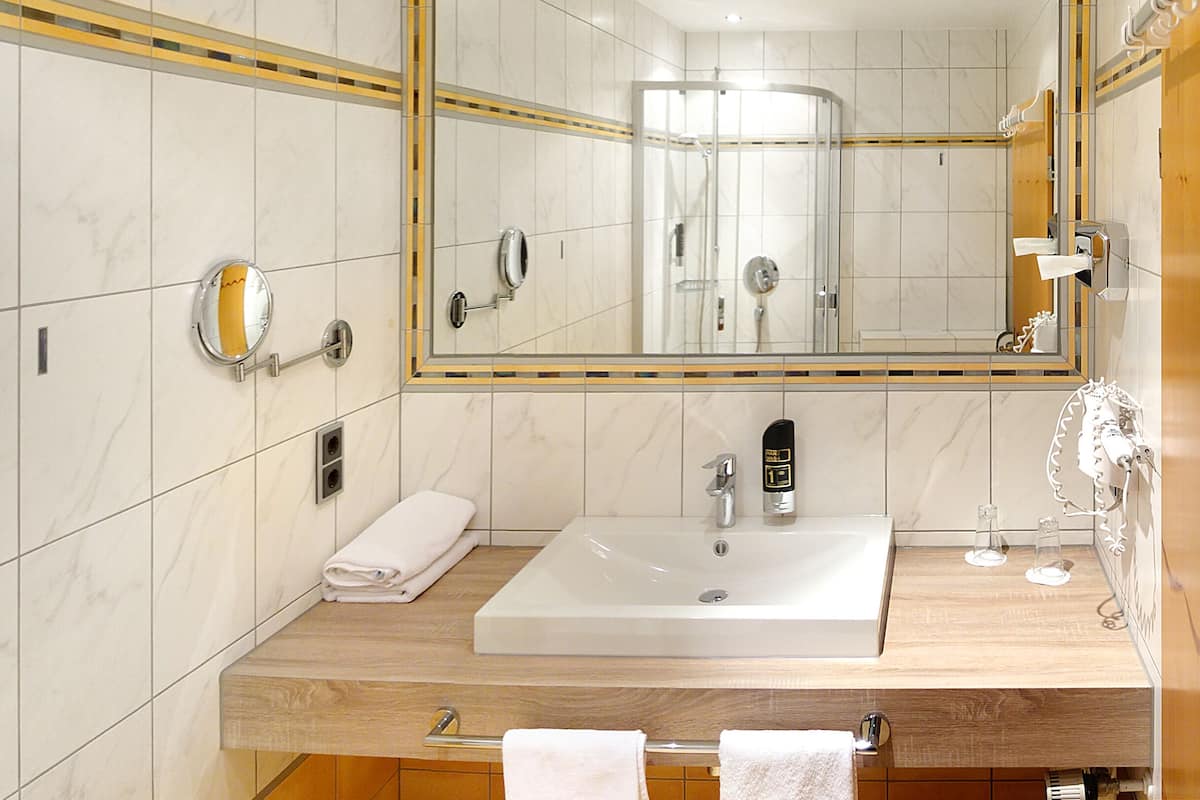 classic double room, private bathroom (teils auch als ez buchbar) | bathroom