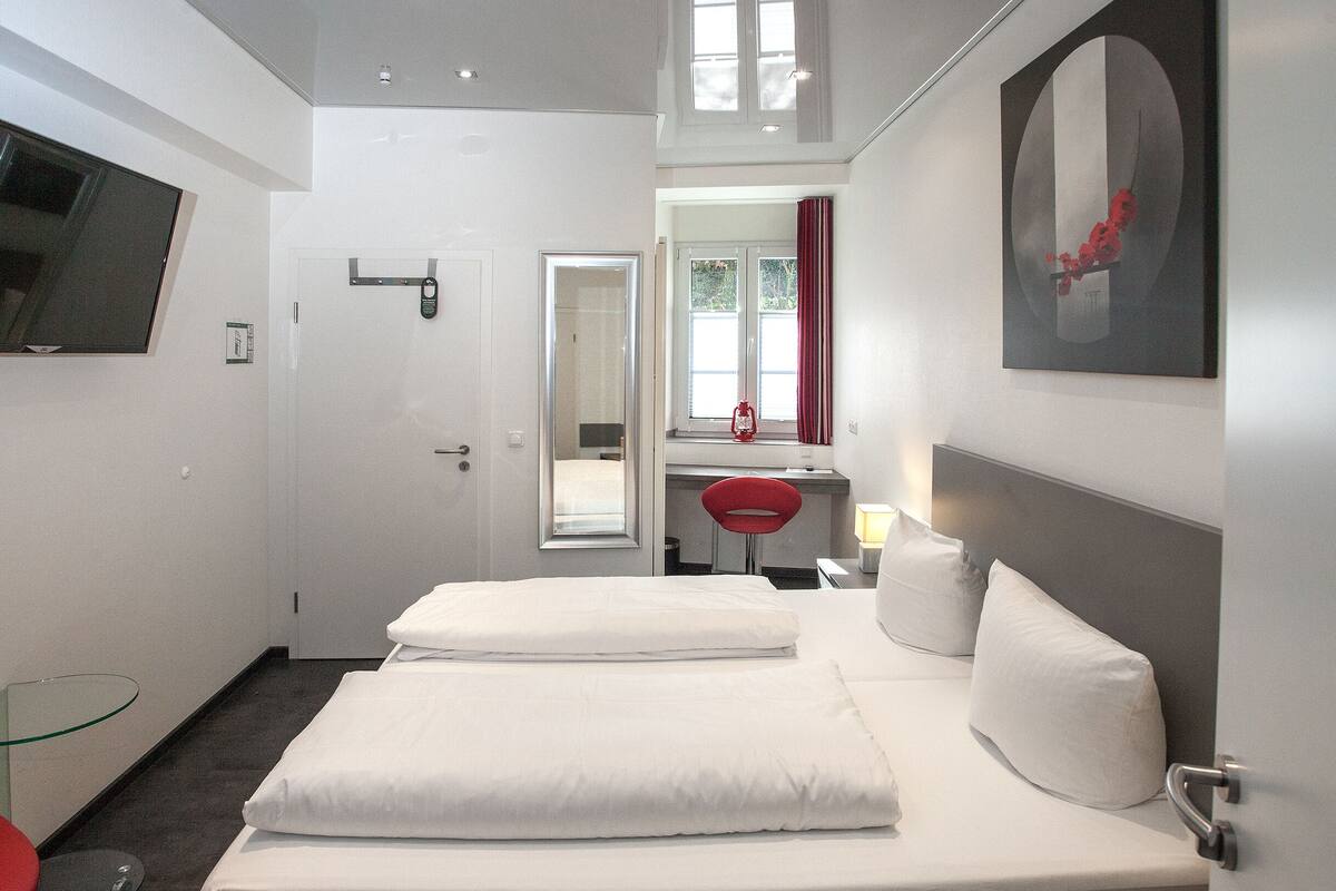 basic double room, private bathroom | 1 bedroom
