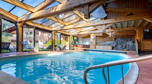 Indoor pool, open 9:00 AM to 9:00 PM, pool umbrellas, sun loungers - Hôtel Loisirs Les Côtes, Résidence et Chalets (Morzine)