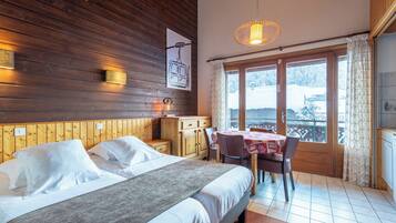 Familie suite, kitchenette, uitzicht op bergen | Luxe beddengoed, een bureau, verduisterende gordijnen