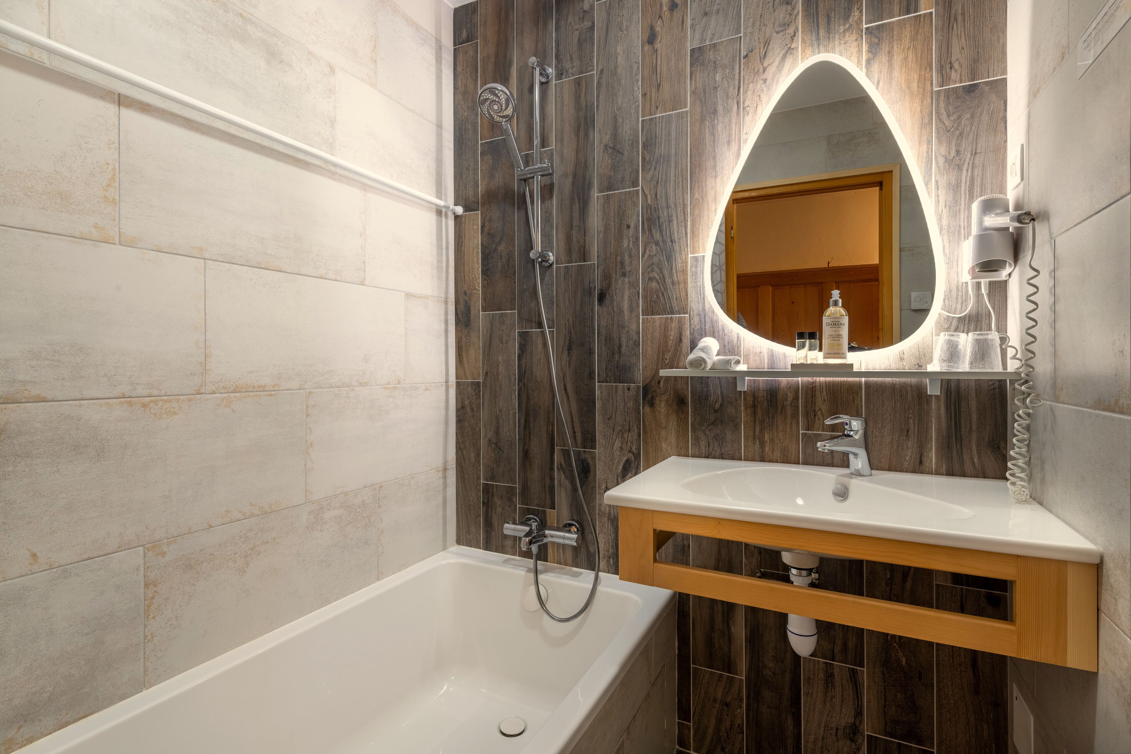 family room, kitchenette, mountain view | bathroom | combined shower/bathtub, hydromassage showerhead, free toiletries