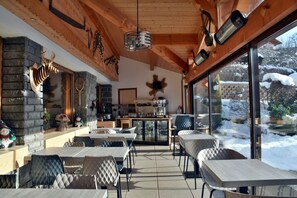 Daily buffet breakfast (EUR 15 per person) - Hôtel Loisirs Les Côtes, Résidence et Chalets (Morzine)