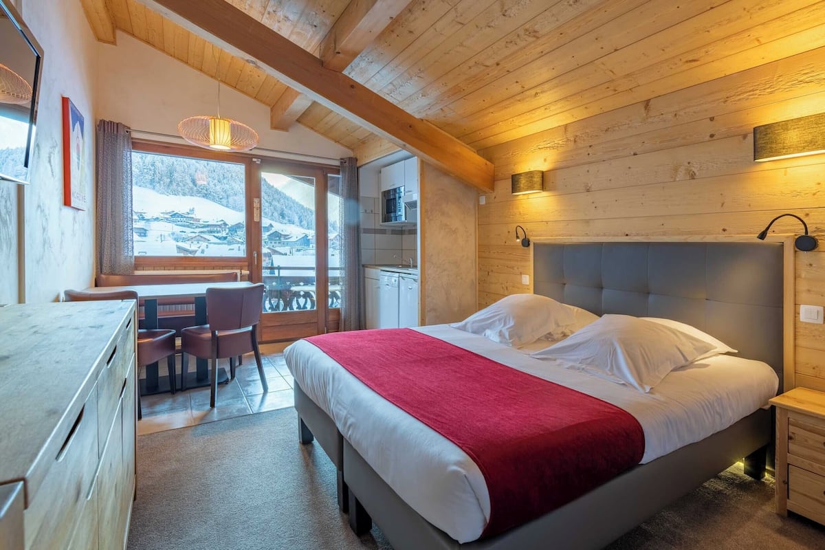Suite familiare, 1 camera da letto, angolo cottura, vista montagna | Biancheria da letto di alta qualità, una scrivania, tende oscuranti