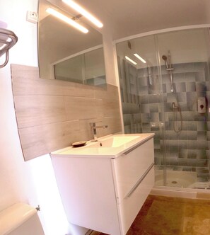 Superior Double Room, Sea View | Bathroom | Shower, hair dryer, towels - Hôtel Azur (Le Lavandou)