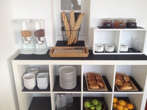 Guests can enjoy a well-equipped kitchen with a variety of food items and kitchenware.