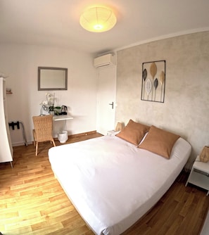 Standard Double Room, Sea View | Premium bedding, Select Comfort beds, individually decorated - Hôtel Azur (Le Lavandou)
