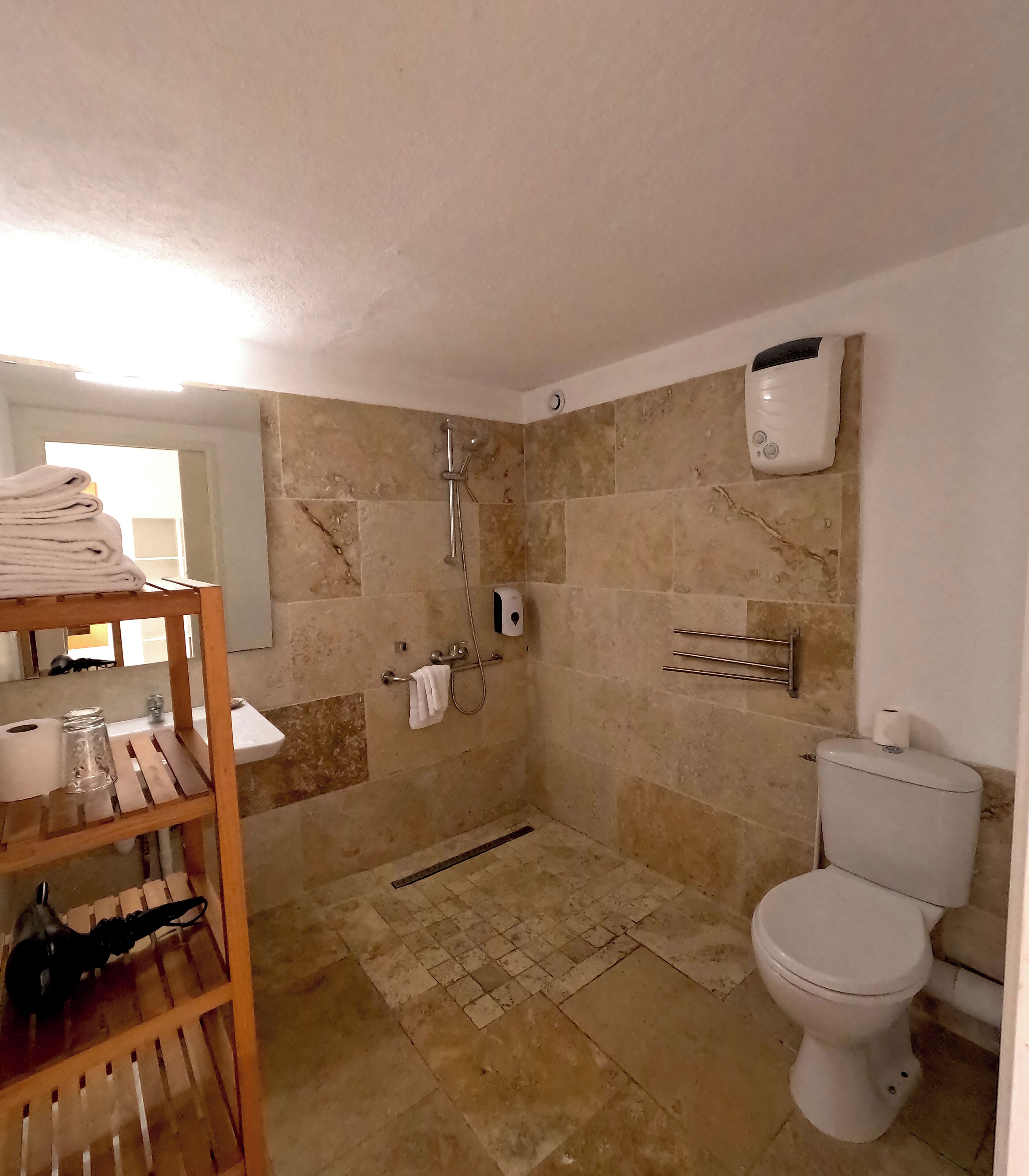 superior double room, sea view | bathroom | shower, hair dryer, towels