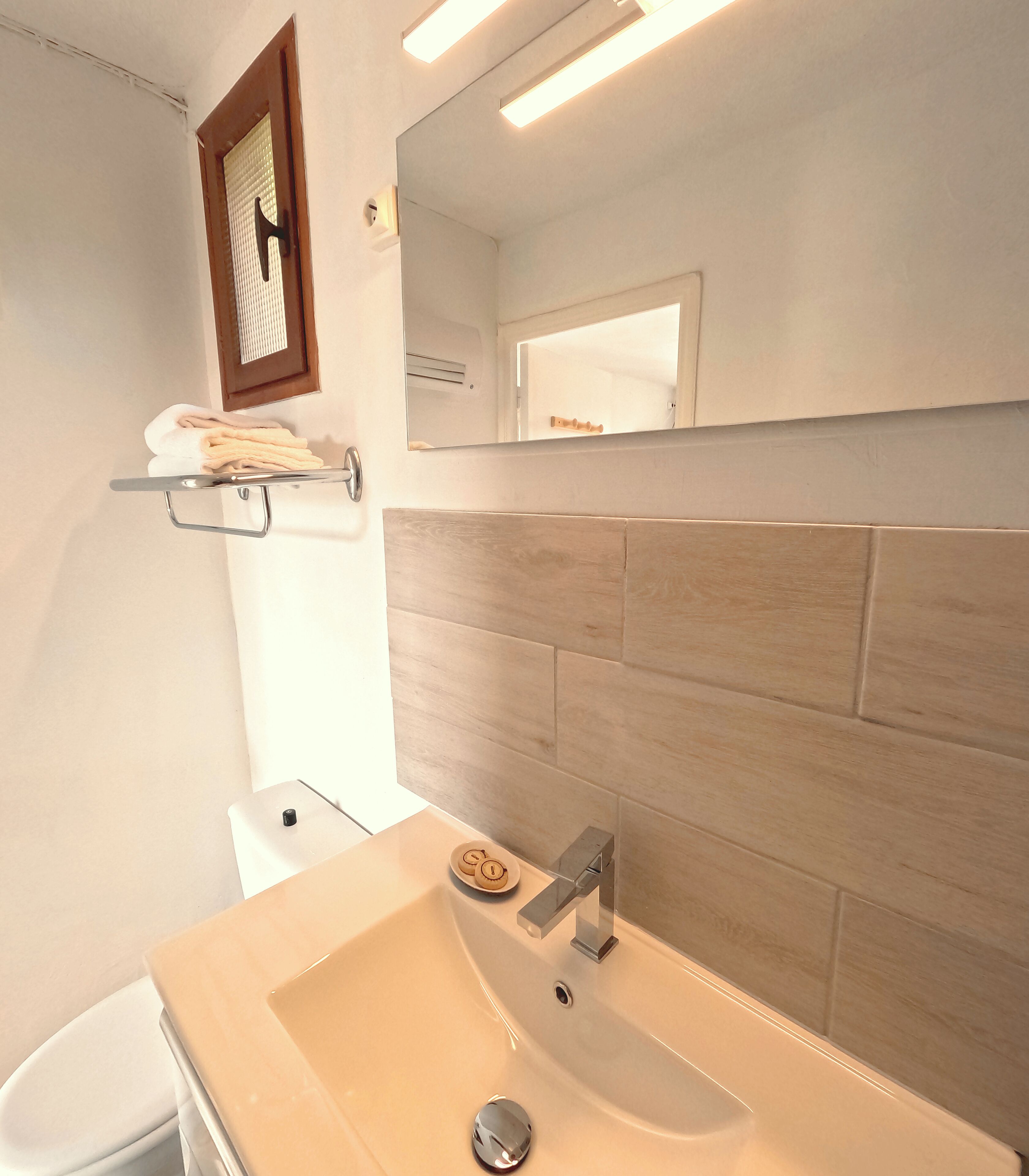 superior double room, sea view | bathroom | shower, hair dryer, towels