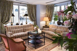 Kawasan tempat duduk lobi