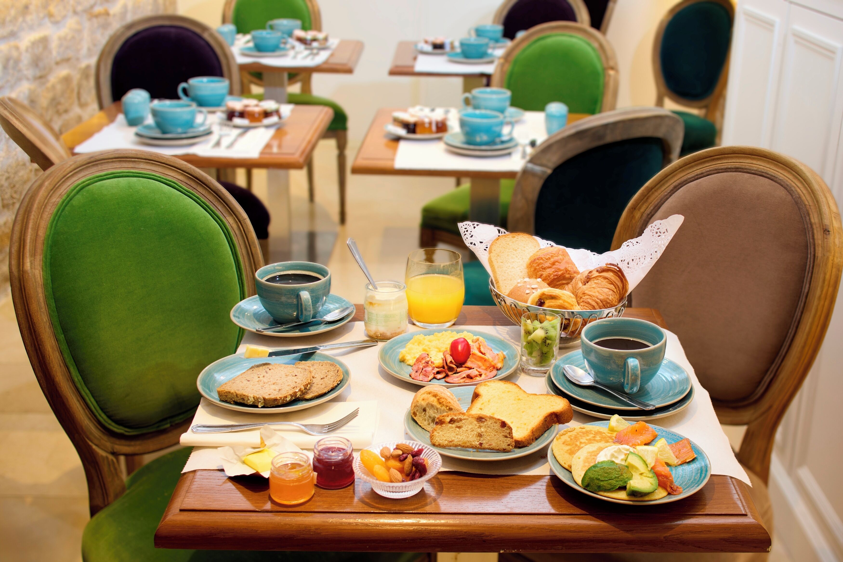 daily buffet breakfast for a fee