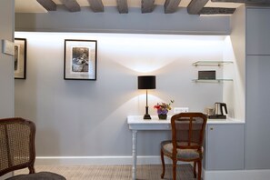 Premium bedding, minibar, in-room safe, individually decorated - Le Relais Saint Honoré (Paris)