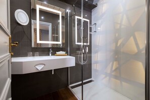 Executive Suite | Bathroom | Free toiletries, hair dryer, slippers, towels - Le Relais Saint Honoré (Paris)