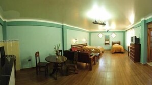 Una habitación pequeña con cama, escritorio y silla.