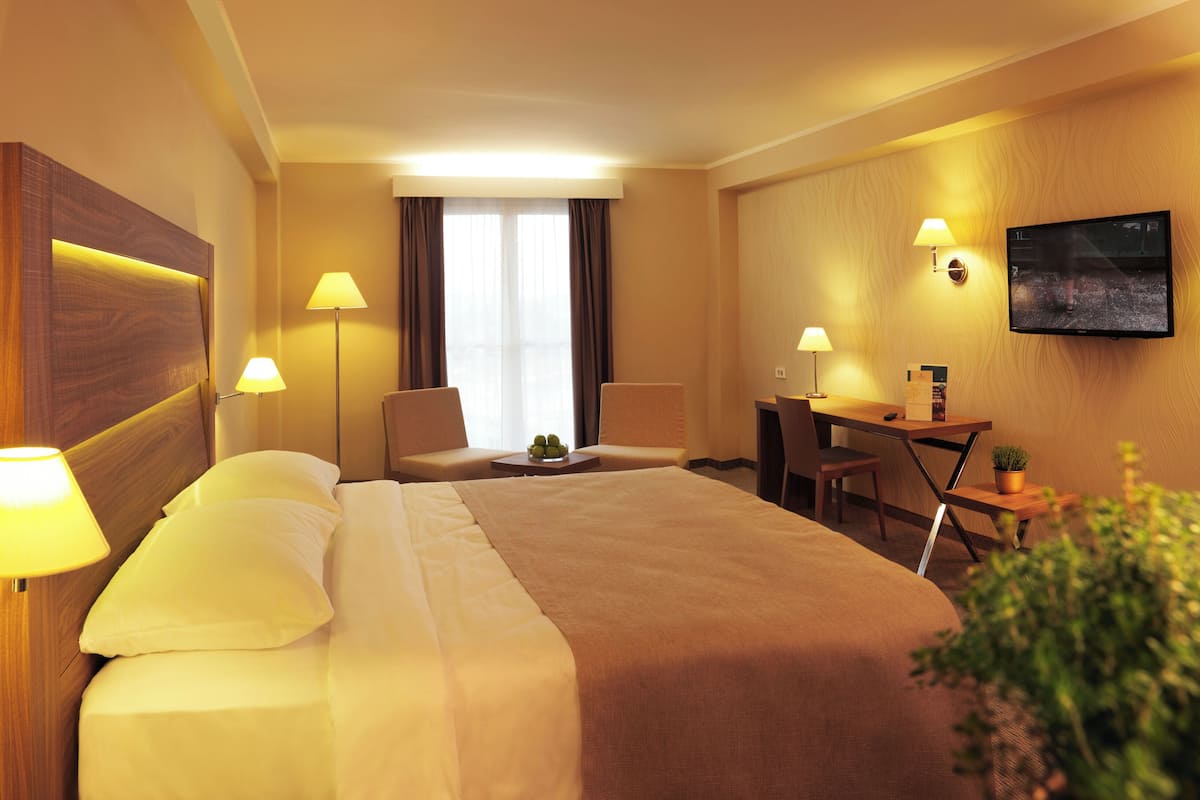 Premium bedding, minibar, in-room safe, desk