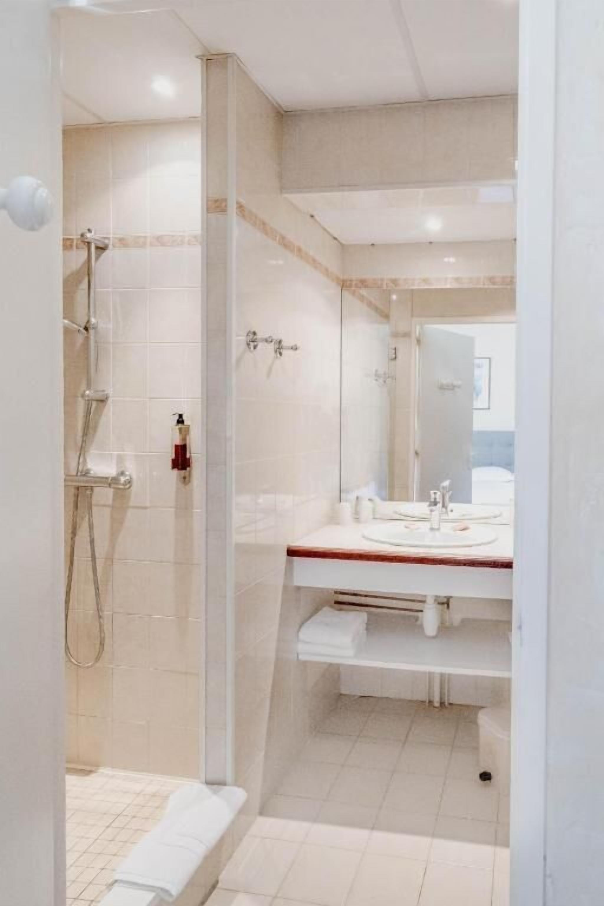 room | bathroom | bathtub, hair dryer, towels