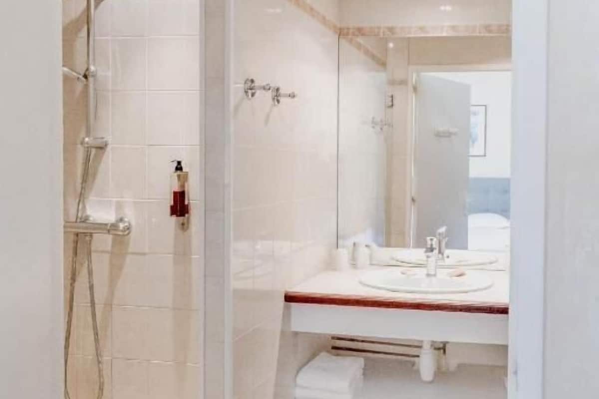 room | bathroom | bathtub, hair dryer, towels