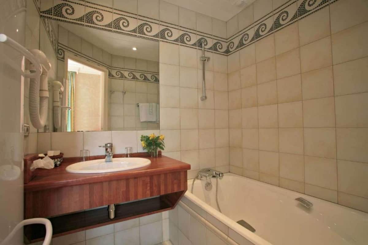 bathtub, hair dryer, towels