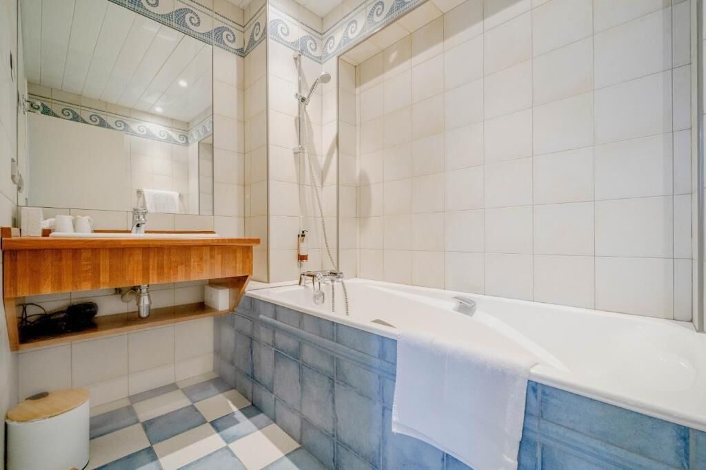 junior quadruple room, balcony, lake view (family) | bathroom | bathtub, hair dryer, towels