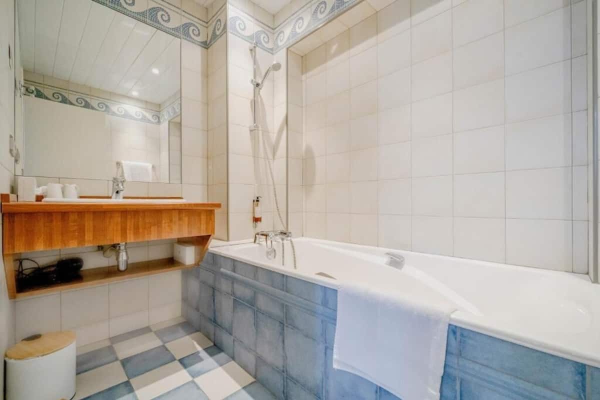 junior quadruple room, balcony, lake view (family) | bathroom | bathtub, hair dryer, towels