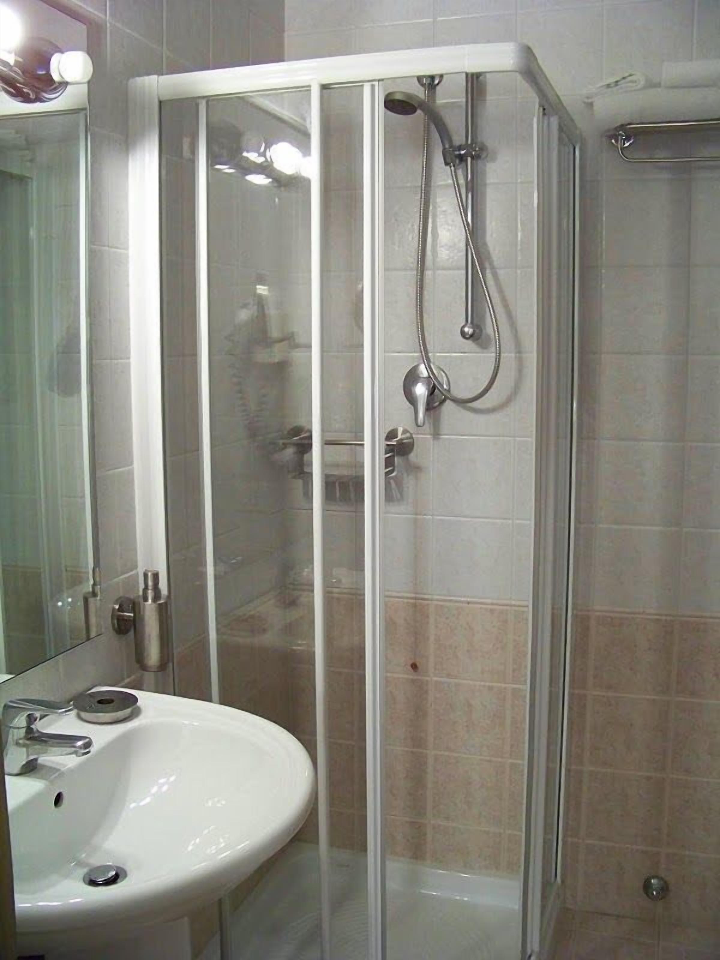 standard room | bathroom | free toiletries, hair dryer, bathrobes, slippers