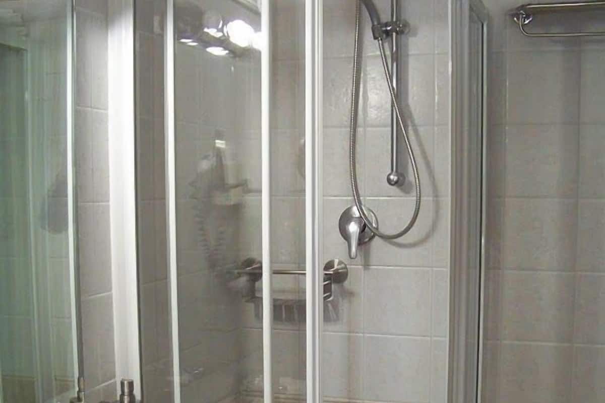 standard room | bathroom | free toiletries, hair dryer, bathrobes, slippers