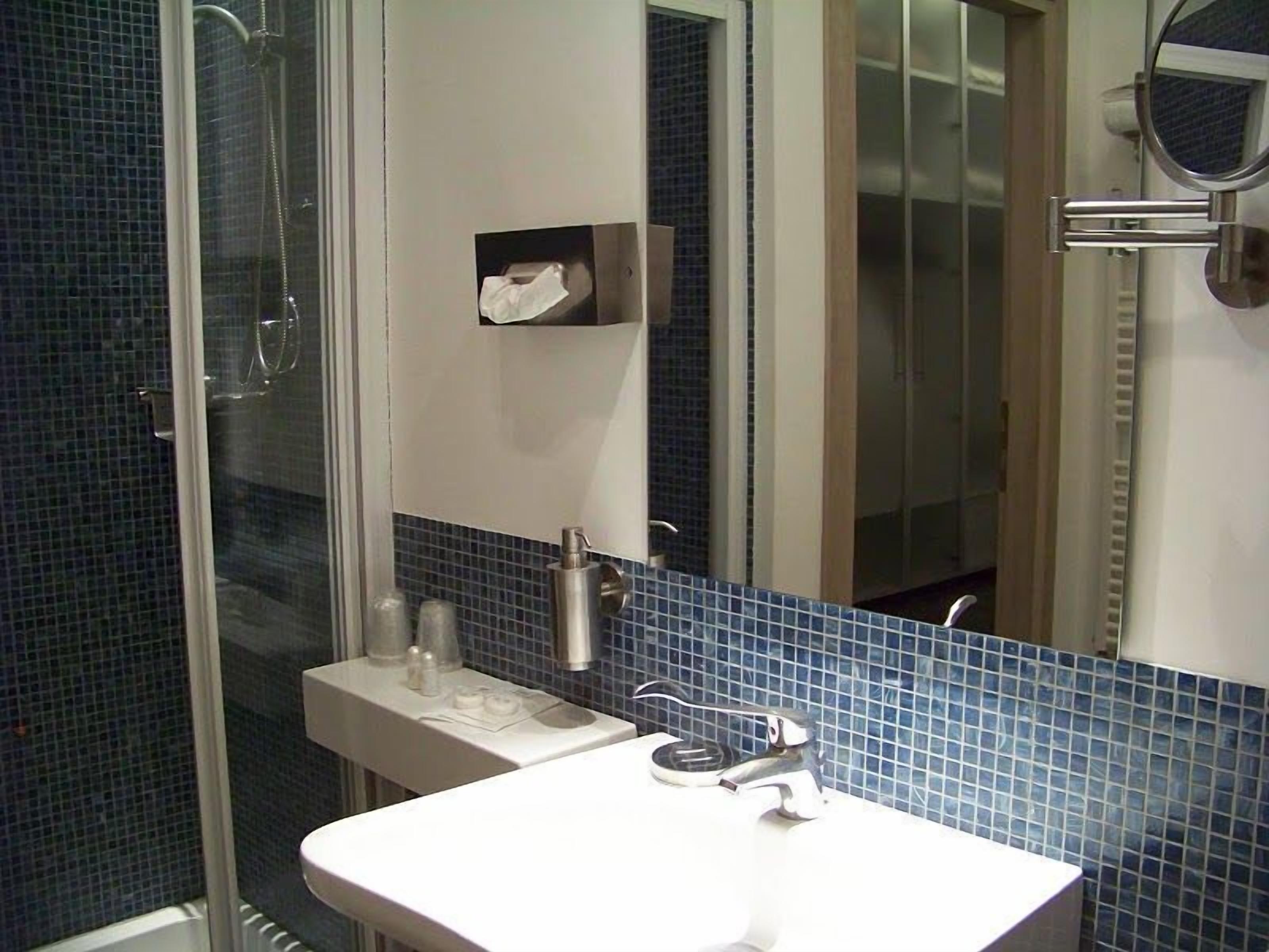 double room | bathroom sink