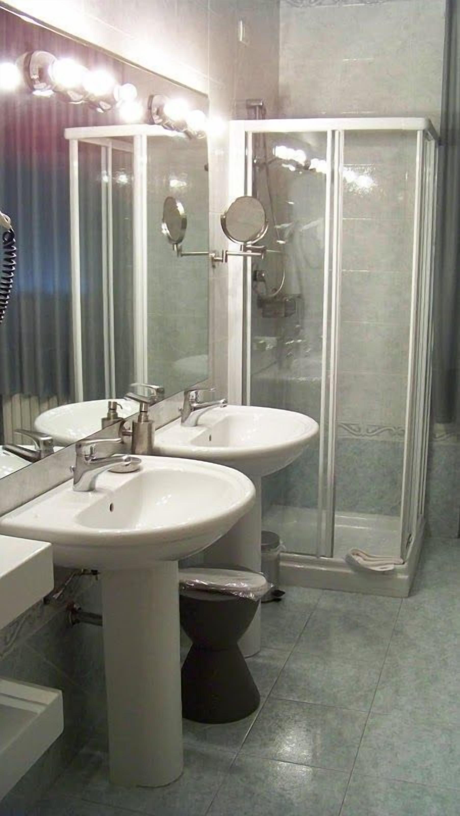 double room | bathroom | free toiletries, hair dryer, bathrobes, slippers