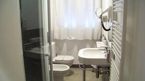 Gratis toiletartikelen, een haardroger, badjassen, pantoffels