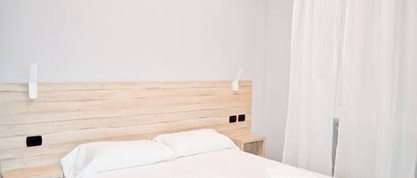 مكتب وأسرّة قابلة للطي وملاءات أسرّة