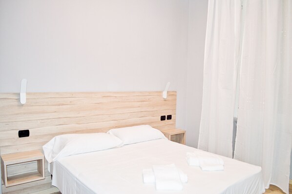 Double or Twin Room | Desk, rollaway beds, bed sheets