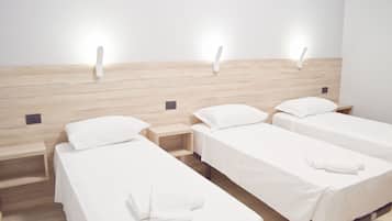 Escritorio, camas plegables/adicionales y ropa de cama