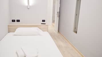 Single Room | Desk, rollaway beds, bed sheets