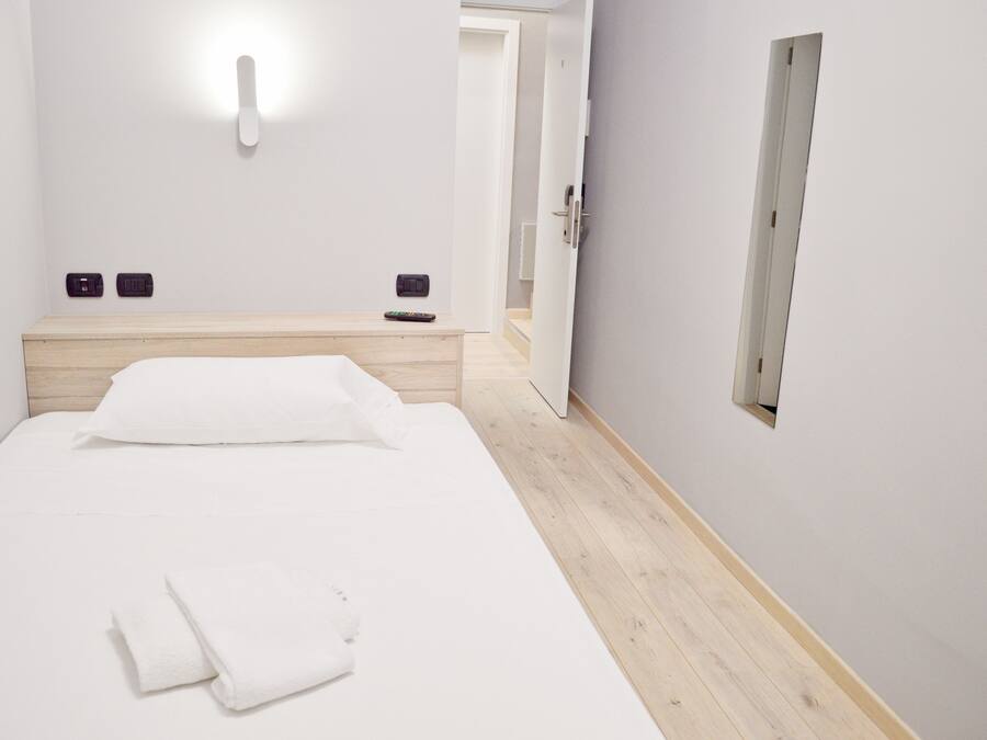 Enkeltrom | Skrivebord, ekstrasenger (mot et tillegg) og sengetøy