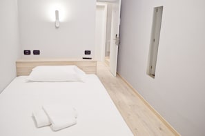 Desk, bed sheets - Miu Hotel (Milan)