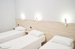 Triple Room | Desk, rollaway beds, bed sheets