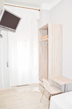 Single Room | Desk, bed sheets - Miu Hotel (Milan)