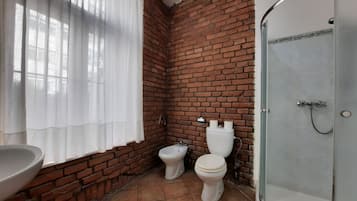 Quadruple ensuite room (3 to 5 beds) | Bathroom | Shower, free toiletries, hair dryer, towels