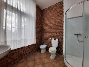 Quadruple ensuite room (3 to 5 beds) | バスルーム | シャワー、バスアメニティ (無料)、ヘアドライヤー、タオル