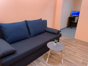 Apartamento, 1 quarto | Área de estar | Smart TV 24 polegadas com canais a cabo, TV
