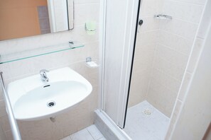 Chambre de base | Salle de bain | Douche, articles de toilette (gratuits), séchoir à cheveux