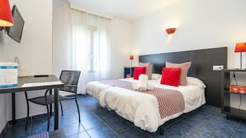 Tweepersoonskamer | Een bureau, geluiddichte muren, een strijkplank/strijkijzer, babybedden