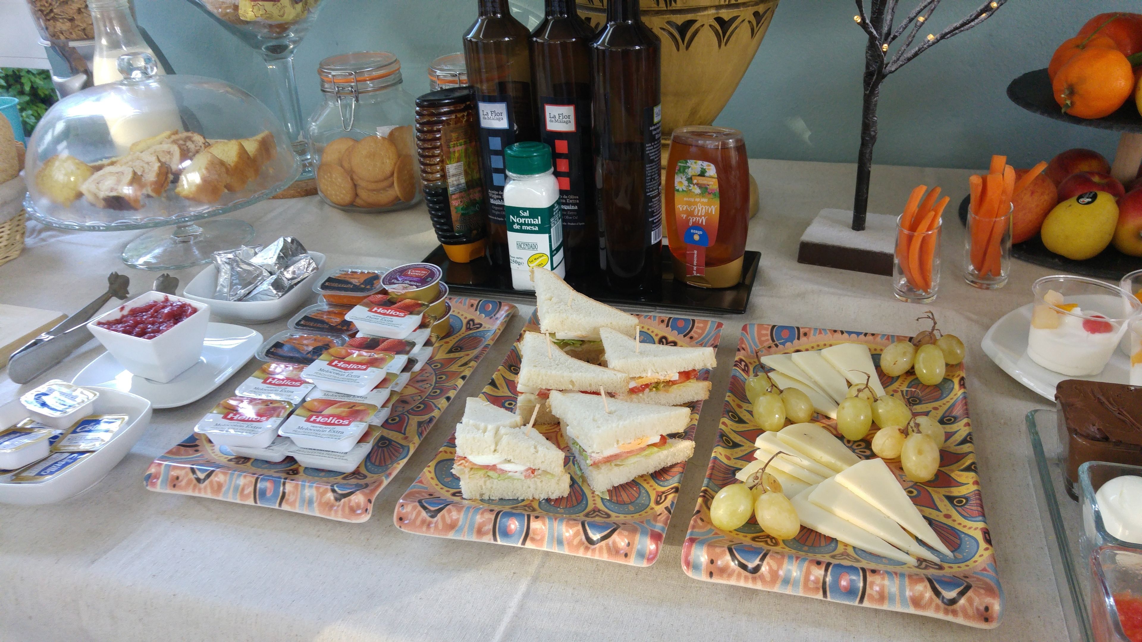 Daily continental breakfast (EUR 11 per person)