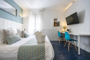 Superior Double Room | Desk, soundproofing, iron/ironing board, cribs/infant beds - Hotel Elcano (Málaga)