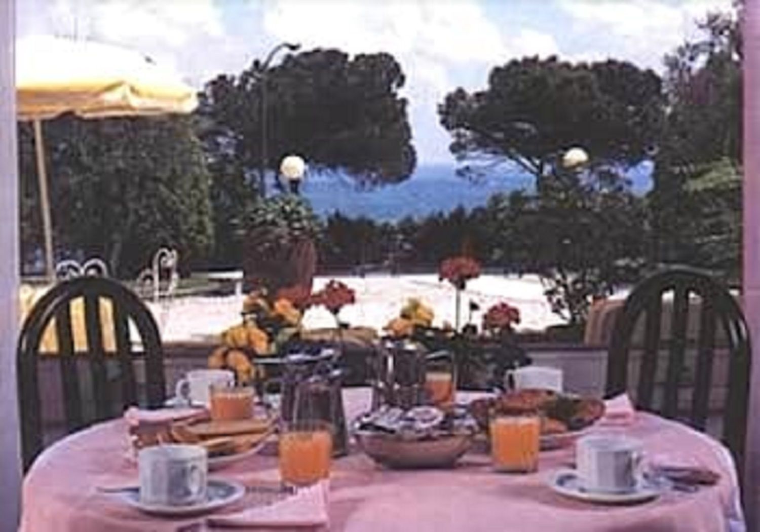daily full breakfast (eur 10 per person)