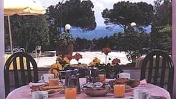 Tägliches großes Frühstück (10 EUR pro Person)