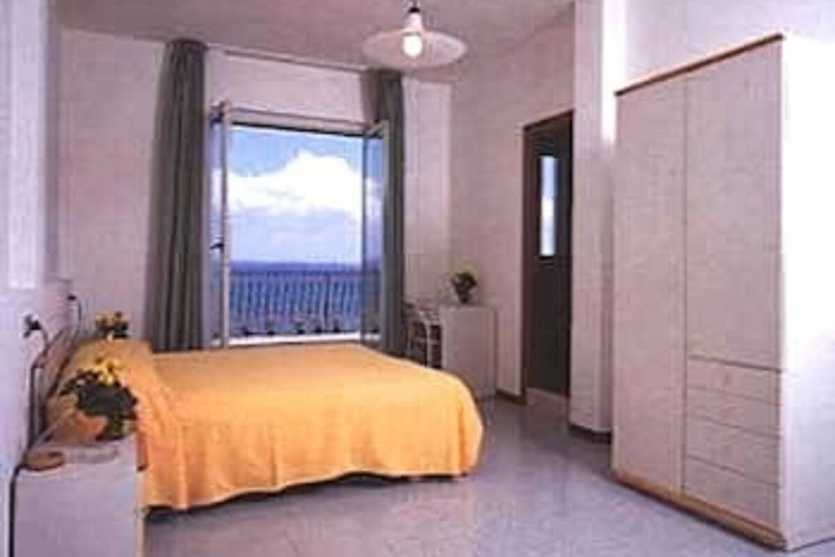 single room | in-room safe, free wifi