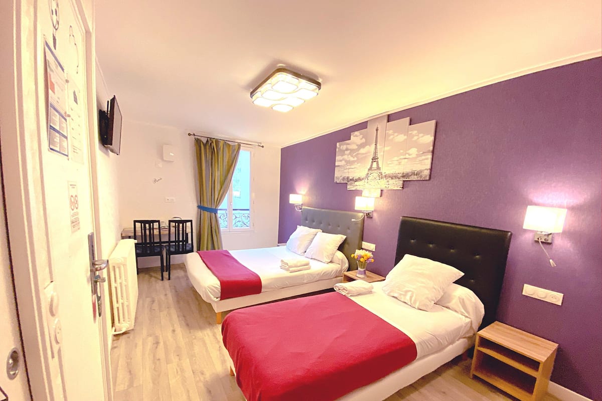 Desk, soundproofing, free cots/infant beds, free WiFi