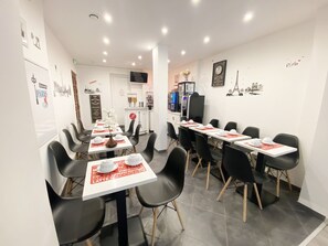Free daily continental breakfast - Hôtel Aviatic (Paris)