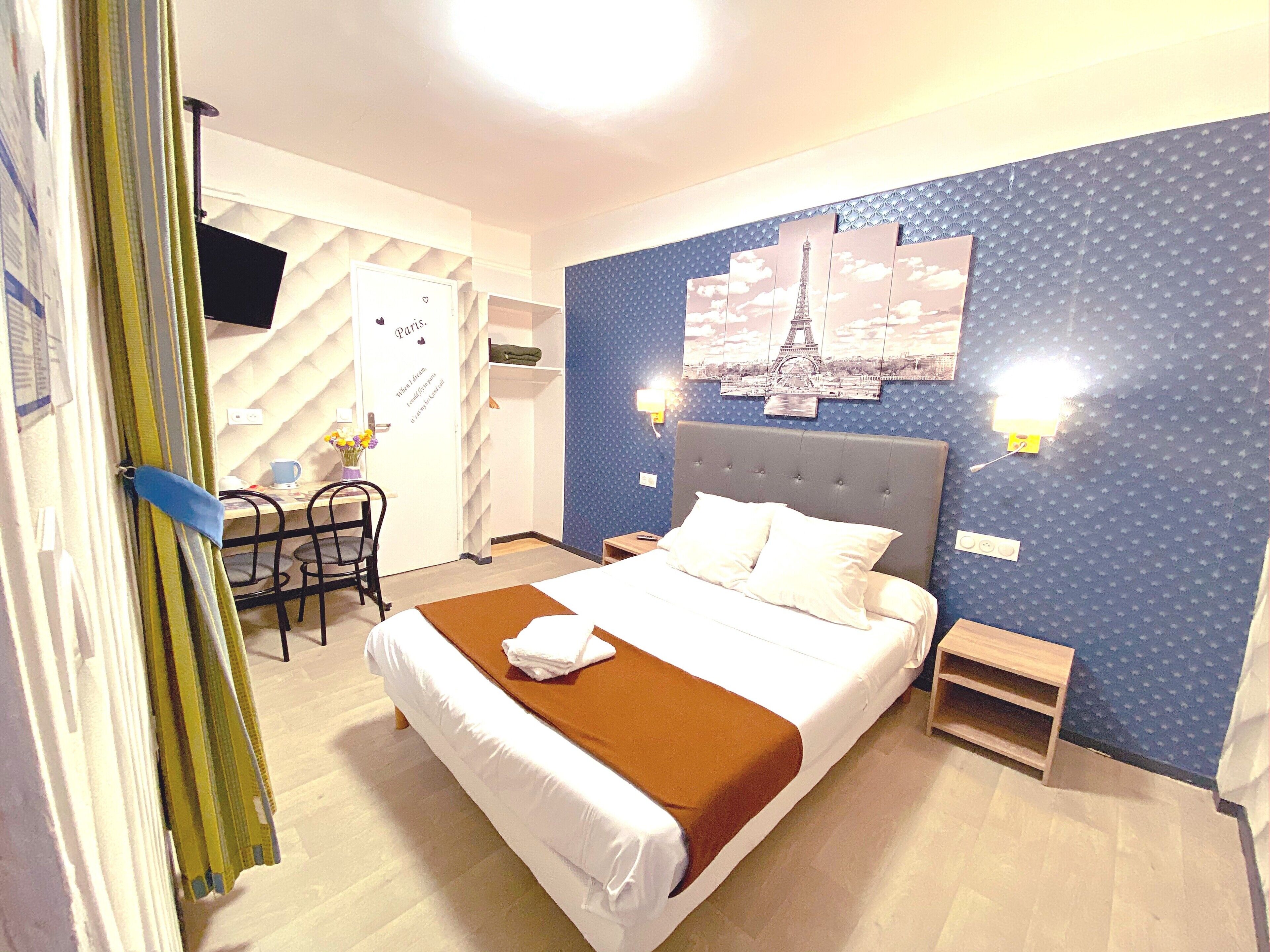 standard double room | desk, soundproofing, free cots/infant beds, free wifi